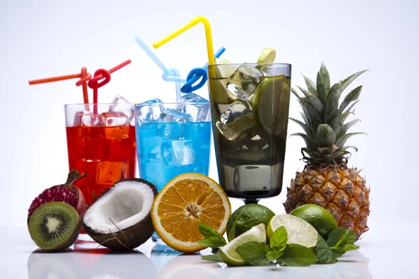 Cocktails, alcohol drinks with fruits — Stock Photo, Image