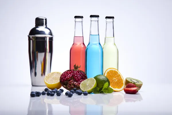 Coquetéis, bebidas alcoólicas com frutas — Fotografia de Stock