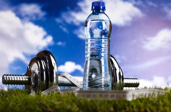 Fitness, haltere e céu azul — Fotografia de Stock