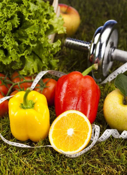 Fitness kost, vitaminer och grönt gräs — Stockfoto