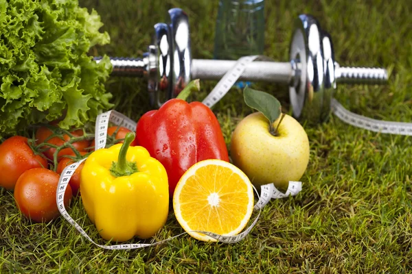 Fitness diyet, vitaminler ve yeşil çimen — Stok fotoğraf