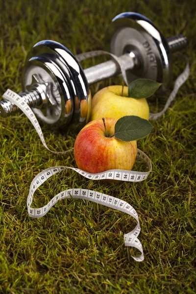 Fitness-Diät, Vitamine und grünes Gras — Stockfoto