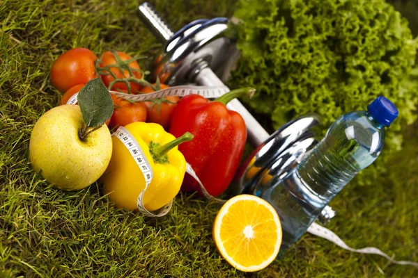 Fitness Comida e grama verde — Fotografia de Stock