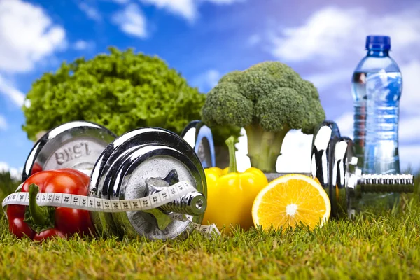 Vegetais e frutas fitness e céu azul — Fotografia de Stock