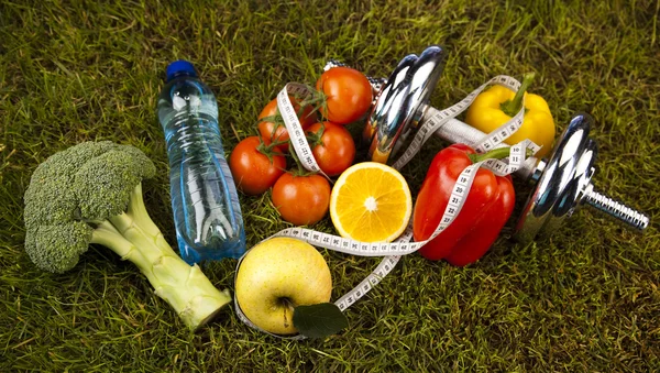 Dieta de aptidão, vitaminas e grama verde — Fotografia de Stock