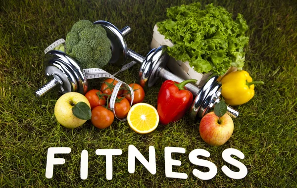 Фитнес-диета, витамины и зеленая трава — стоковое фото
