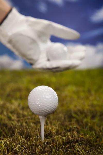 Hand och golf ball — Stockfoto