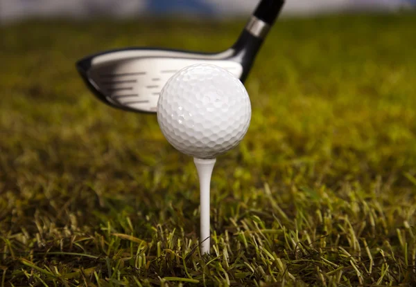 Pelota de golf en tee en el conductor —  Fotos de Stock