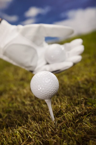 Hand och golf ball — Stockfoto