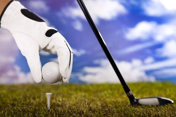 Pelota de golf en tee en el conductor — Foto de Stock