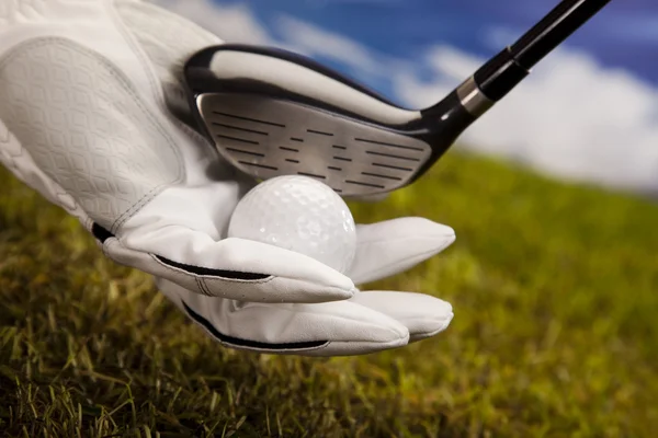 Pelota de golf en tee en el conductor — Foto de Stock