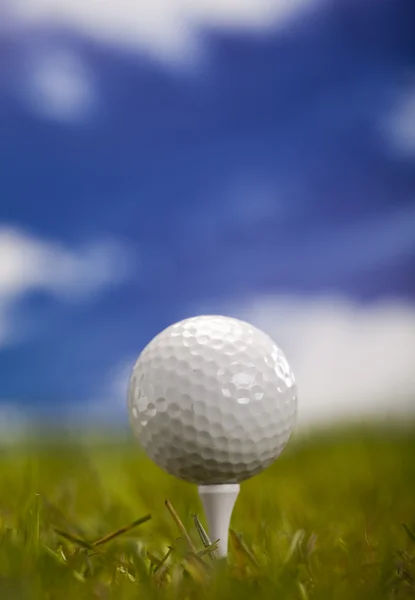 Bola de golfe no tee no motorista — Fotografia de Stock