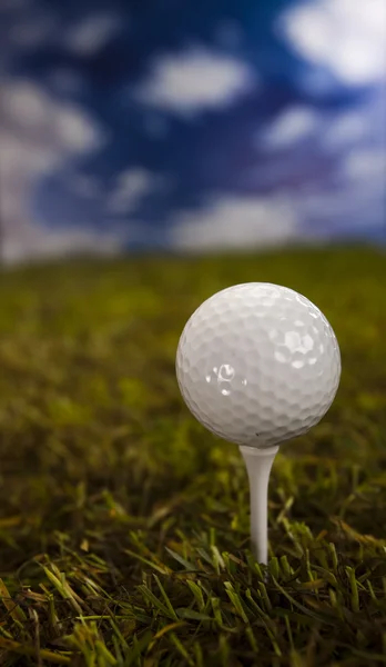 Golfball auf Abschlag im Fahrer — Stockfoto