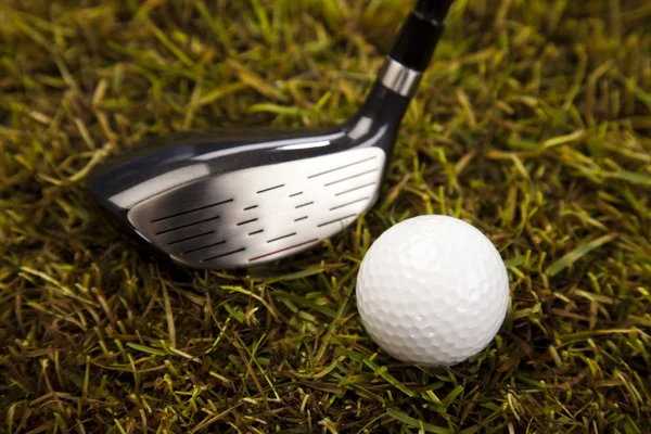 Spela golf, boll på tee — Stockfoto