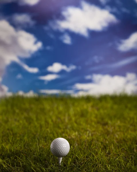 Golfový míček na zelené trávě nad modrá obloha — Stock fotografie