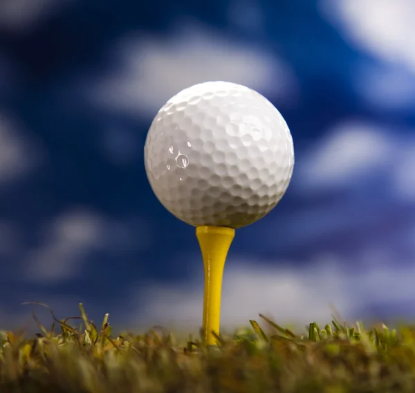 Golf ball on green grass over a blue sky — Stock Photo, Image