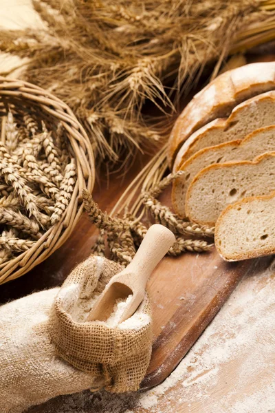 Verscheidenheid van hele tarwe brood — Stockfoto