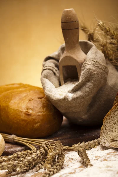 Mehl und traditionelles Brot — Stockfoto