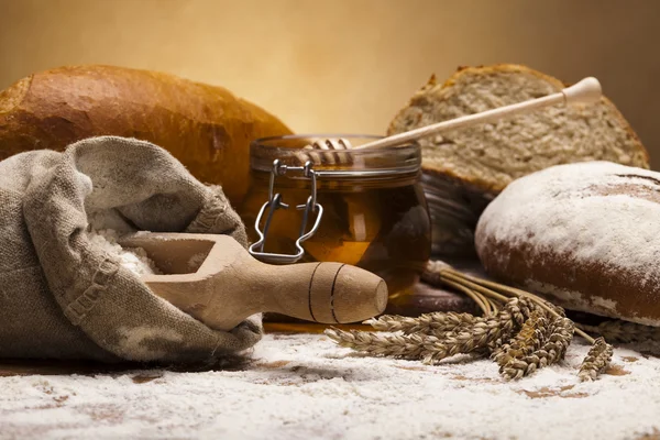 Flour and traditional bread — Stock Photo, Image