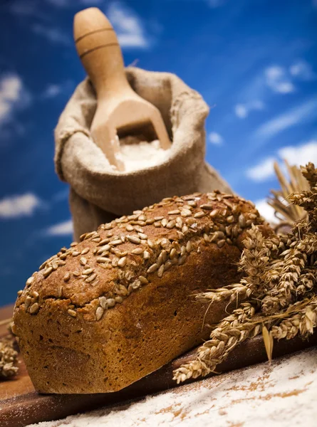Мука и традиционный хлеб — стоковое фото