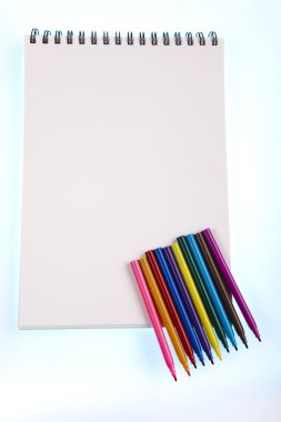 Okuldan araçları beyaz zemin üzerine