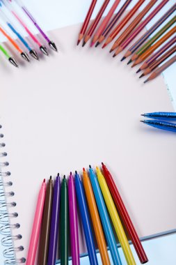 Okuldan araçları beyaz zemin üzerine