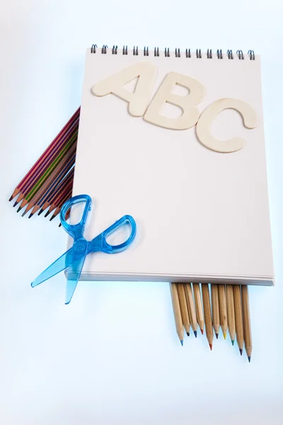 Outils scolaires sur fond blanc — Photo