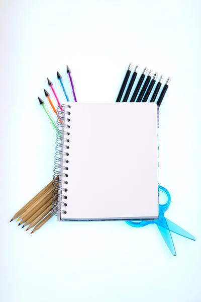 Schulwerkzeuge auf weißem Hintergrund — Stockfoto