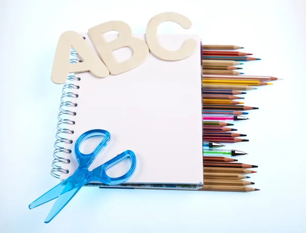 Herramientas escolares sobre fondo blanco — Foto de Stock