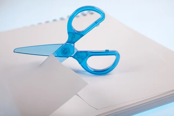 Scissors cutting paper — Stock Photo, Image