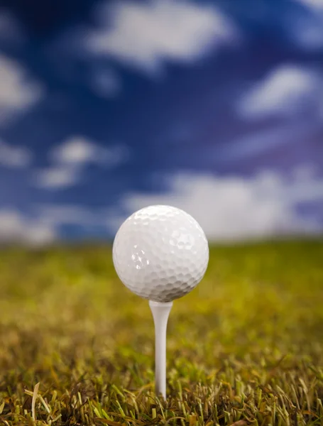 Bola de golfe na grama verde — Fotografia de Stock