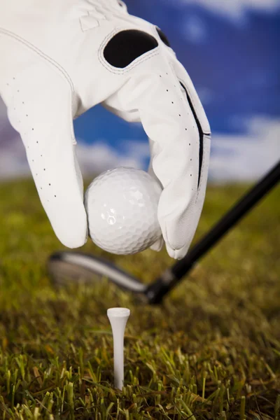 Golfboll på tee — Stockfoto