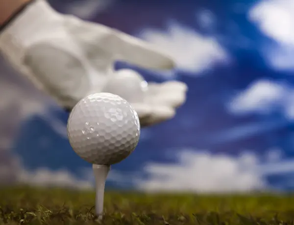 Mano y pelota de golf — Foto de Stock