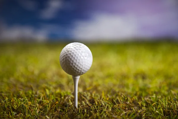 Golfball auf grünem Gras über blauem Himmel — Stockfoto