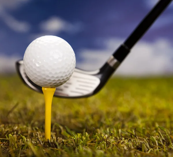 Pelota de golf en tee en el conductor — Foto de Stock