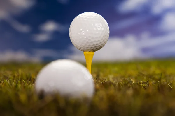Μπάλα του γκολφ για την πράσινη χλόη πάνω από ένα μπλε ουρανό — Φωτογραφία Αρχείου