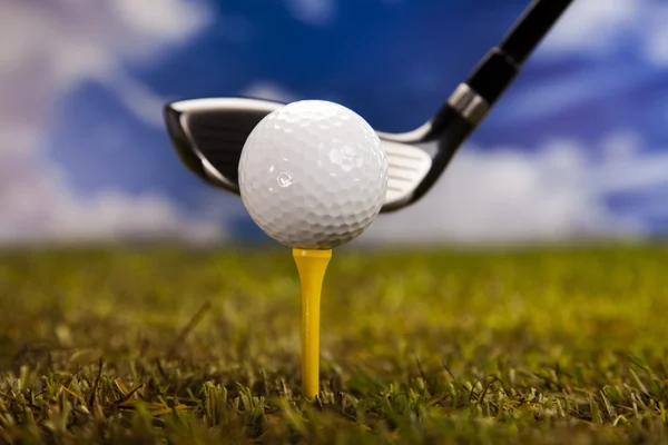 Golfen, bal op tee — Stockfoto