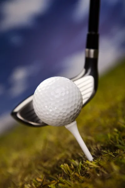 Игра в гольф, мяч на тай — стоковое фото