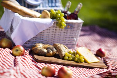 piknik sepeti meyve ekmek ve şarap