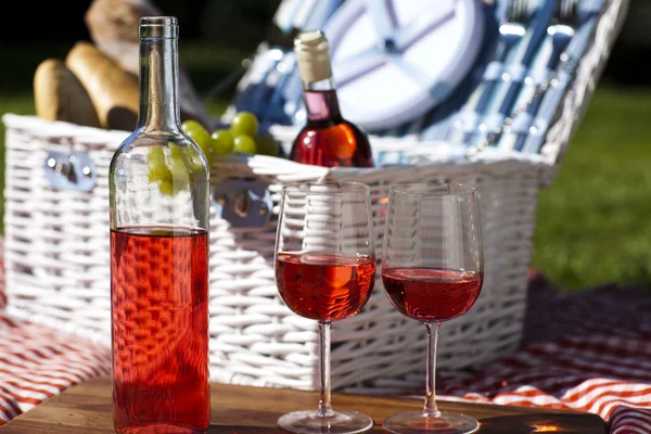 Icnic basket on green lawn — Stock Photo, Image