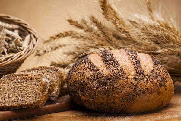 Verscheidenheid van hele tarwe brood — Stockfoto