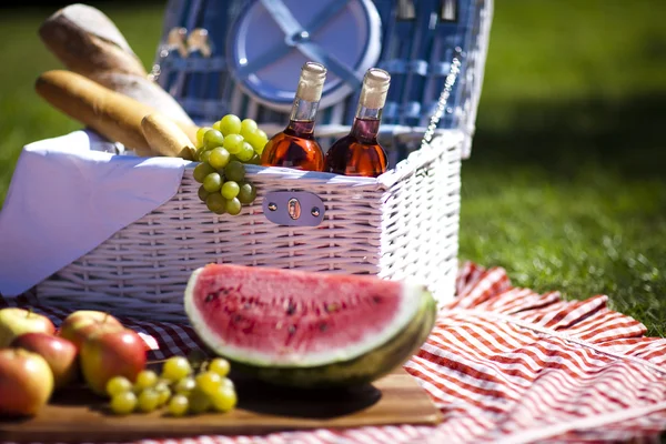 Picnic basket — Stock Photo, Image