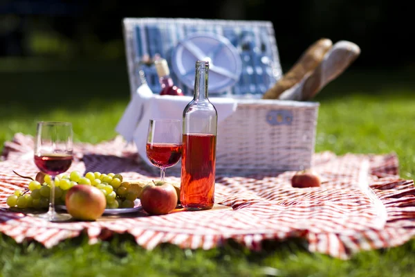 Picnic basket with fruit bread and wine — Stock Photo, Image