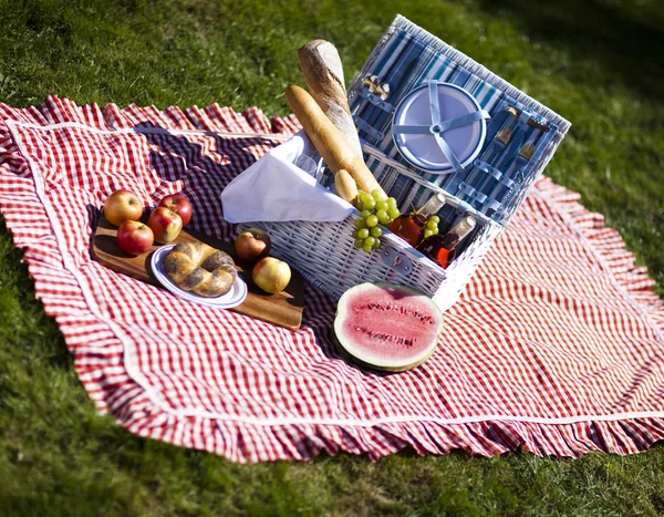 Picnic basket — Stock Photo, Image