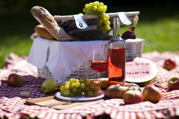 Cesta de piquenique — Fotografia de Stock