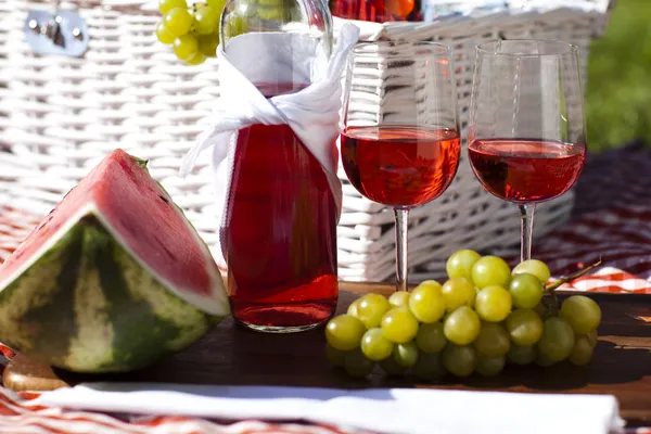 Cesta de picnic en césped verde — Foto de Stock