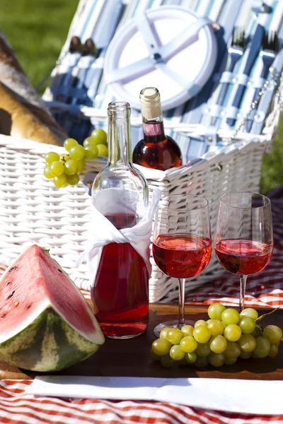 Picnic basket on green lawn — Stock Photo, Image