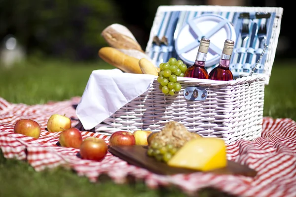 Picnic basket with fruit bread and wine — Stock Photo, Image