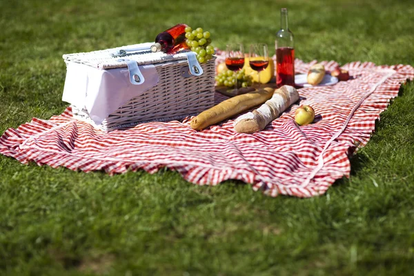 Picnic basket with fruit bread and wine — Stock Photo, Image