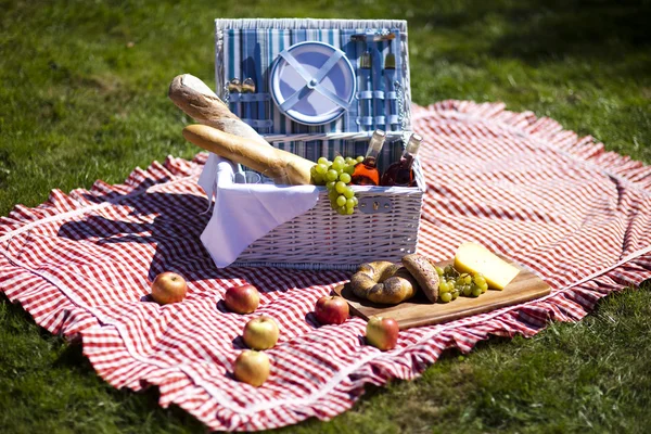 フルーツのパンおよびワインのピクニック バスケット — ストック写真
